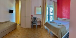 A hotel room with a bed, a desk, a chair, a wardrobe, and a TV. - B&B I 4 Sentieri (Castel San Pietro Romano)