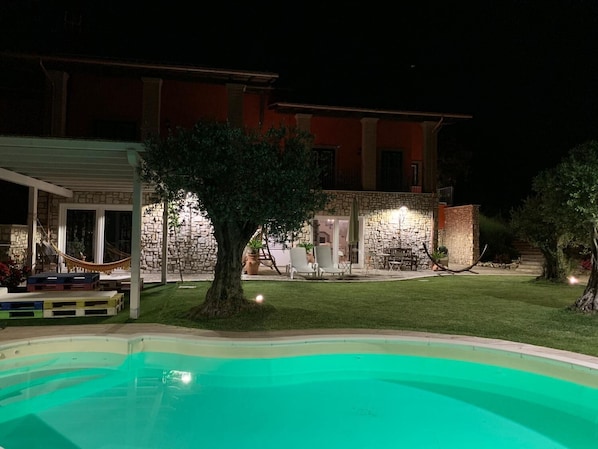 Piscine extérieure, chaises longues