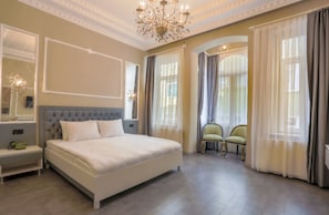 Deluxe-Doppelzimmer, 1 Queen-Bett | Bettwäsche aus ägyptischer Baumwolle, hochwertige Bettwaren, Minibar
