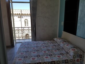 Standard Double or Twin Room, Balcony | Premium bedding, individually decorated, individually furnished, desk - B&B Le Torri Aragonesi (Naples)