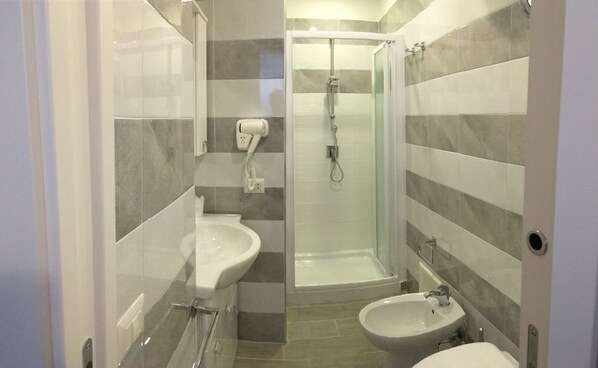 Chambre Double Supérieure, balcon | Salle de bain