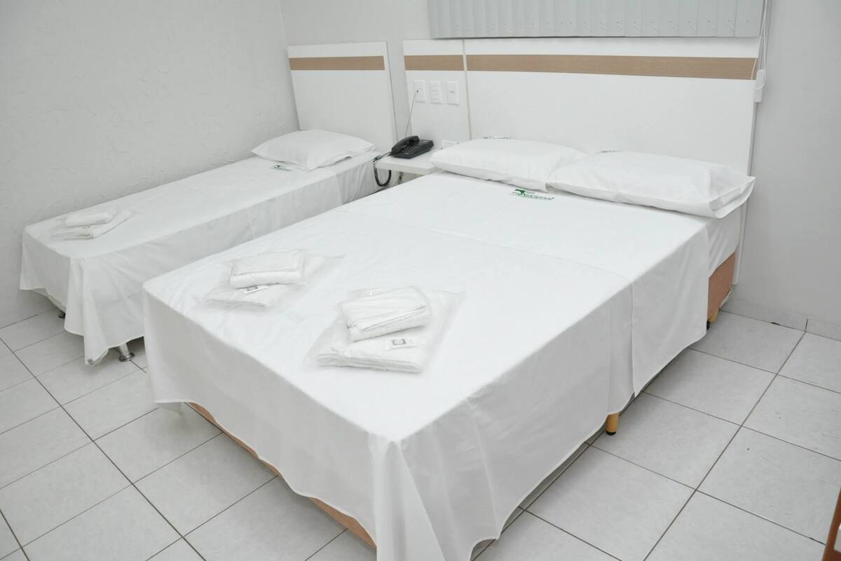 Tremannsrom – standard | Minibar, skrivebord, blendingsgardiner og strykejern/-brett