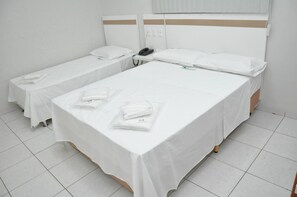 スタンダード トリプルルーム | ミニバー、デスク、遮光カーテン、アイロン / アイロン台