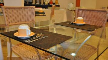 Café da manhã com buffet grátis todos os dias