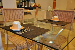 朝食 (ビュッフェ)、毎日提供 (無料)