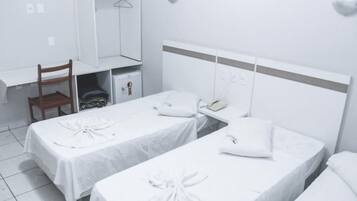 Quarto casal standard | Frigobar, escrivaninha, cortinas blackout, ferros/tábuas de passar roupa