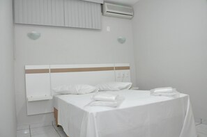 Dobbeltrom – standard | Minibar, skrivebord, blendingsgardiner og strykejern/-brett