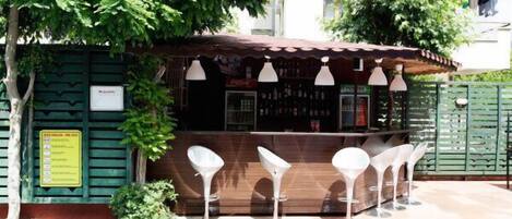 Bar junto a la piscina