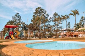 3 utomhuspooler och solstolar