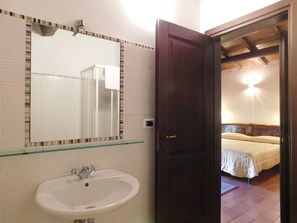 Executive Suite, Lake View | Bathroom | Shower, free toiletries, hair dryer