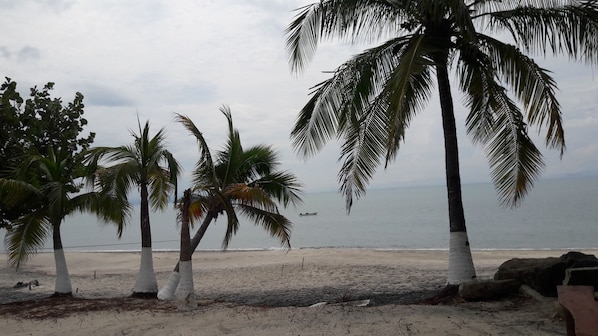 Ubicación cercana a la playa y toallas de playa