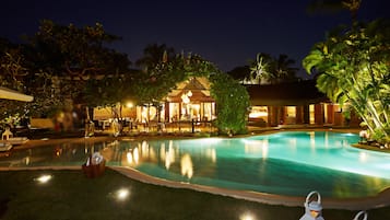FrĂŒhstĂŒck, Mittagessen, italienische KĂŒche, Blick auf den Pool