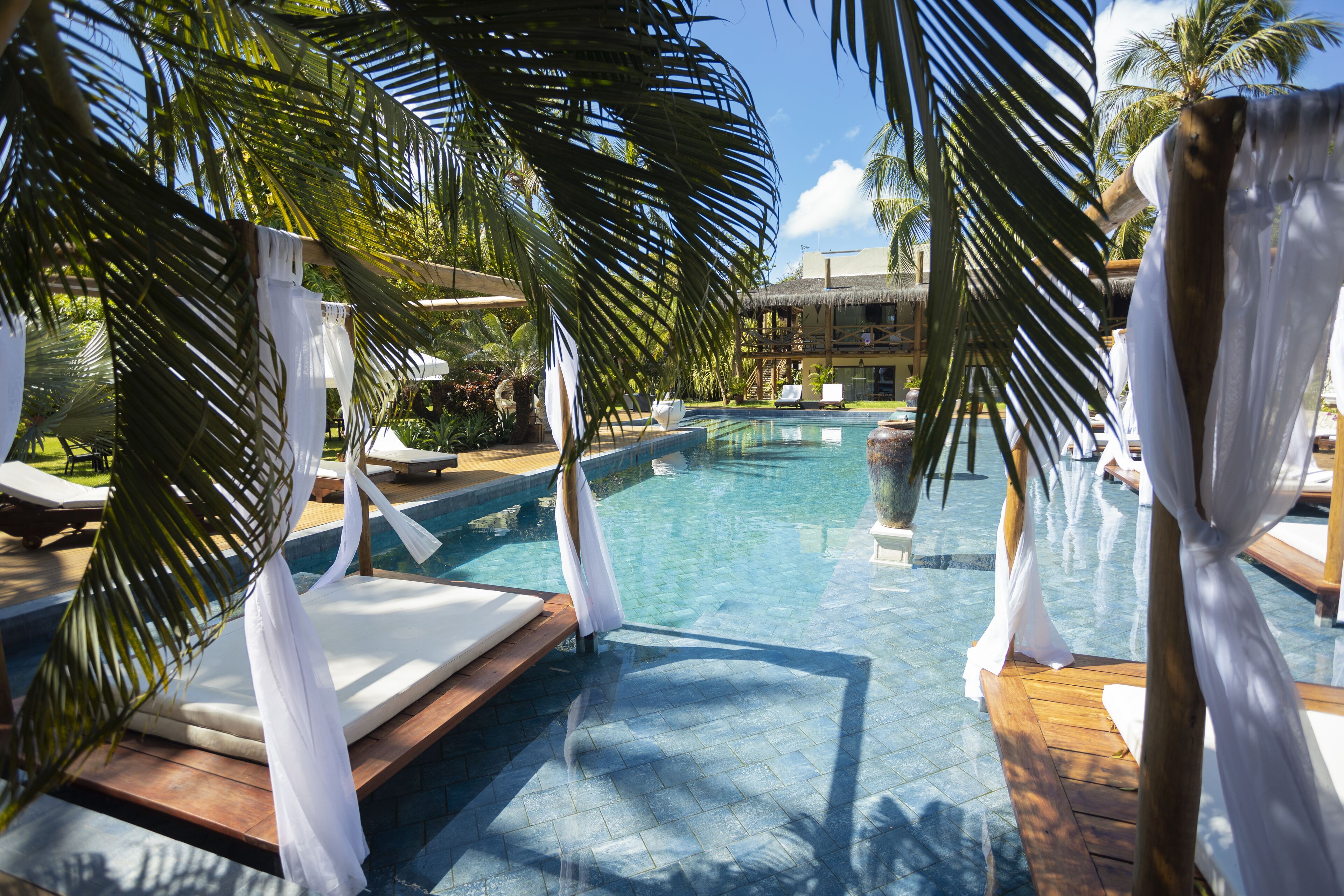 2 室外游泳池，日光浴躺椅