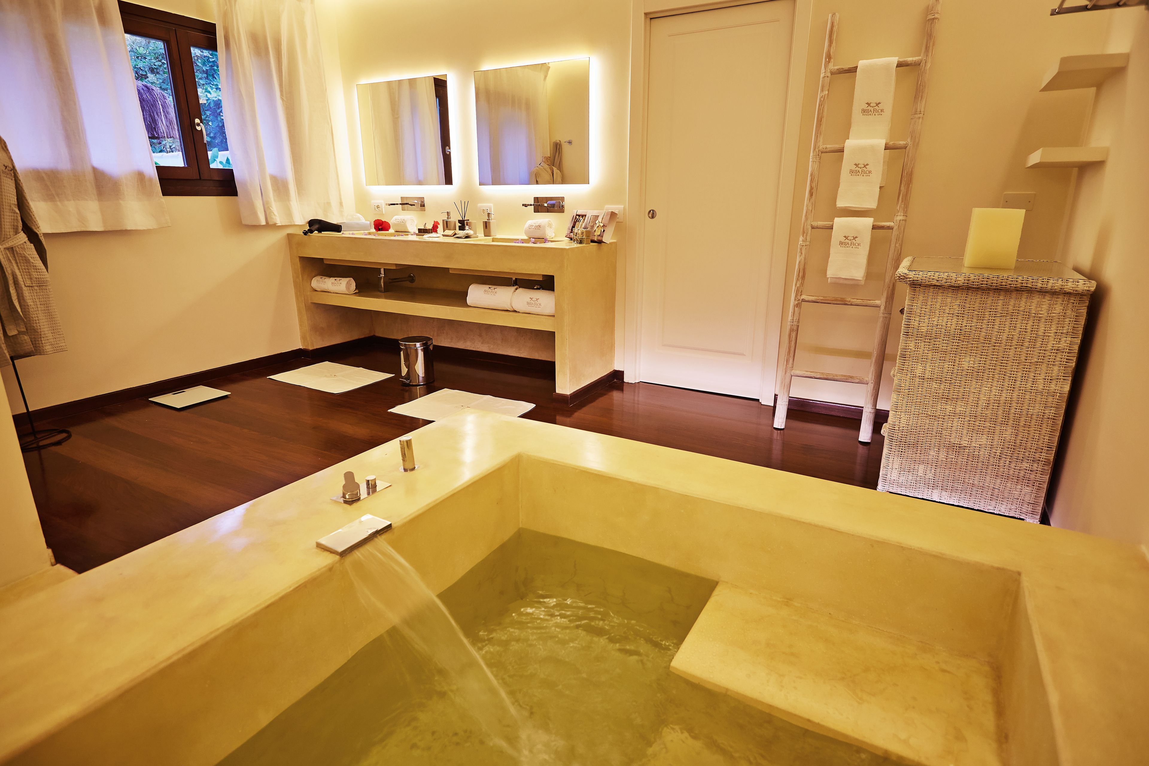 高档床上用品、免费迷你吧物品、客房内保险箱、遮光窗帘