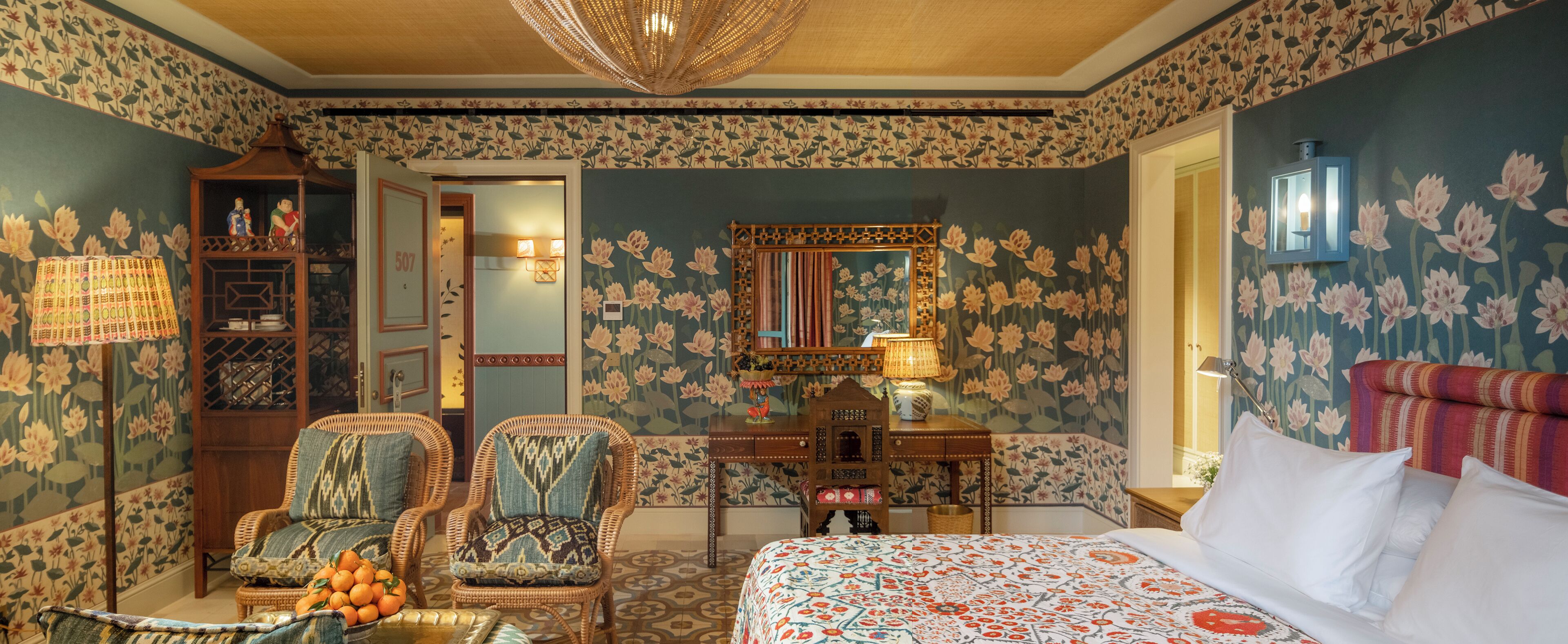 أغطية فراش متميزة وألحفة محشوة بالريش وميني بار وخزنة داخل الغرفة