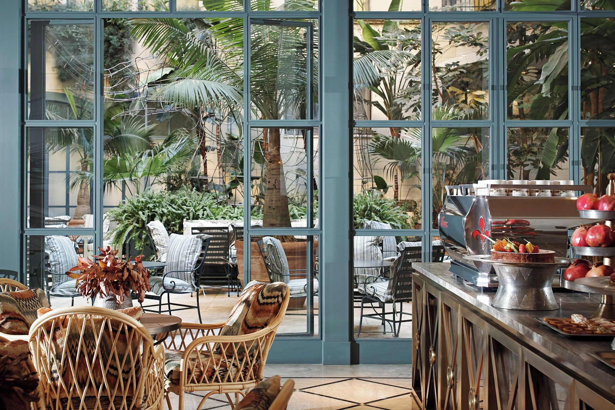 3 من المطاعم، حيث تُقدم وجبات الإفطار، الغداء، العشاء، الأطباق العالمية