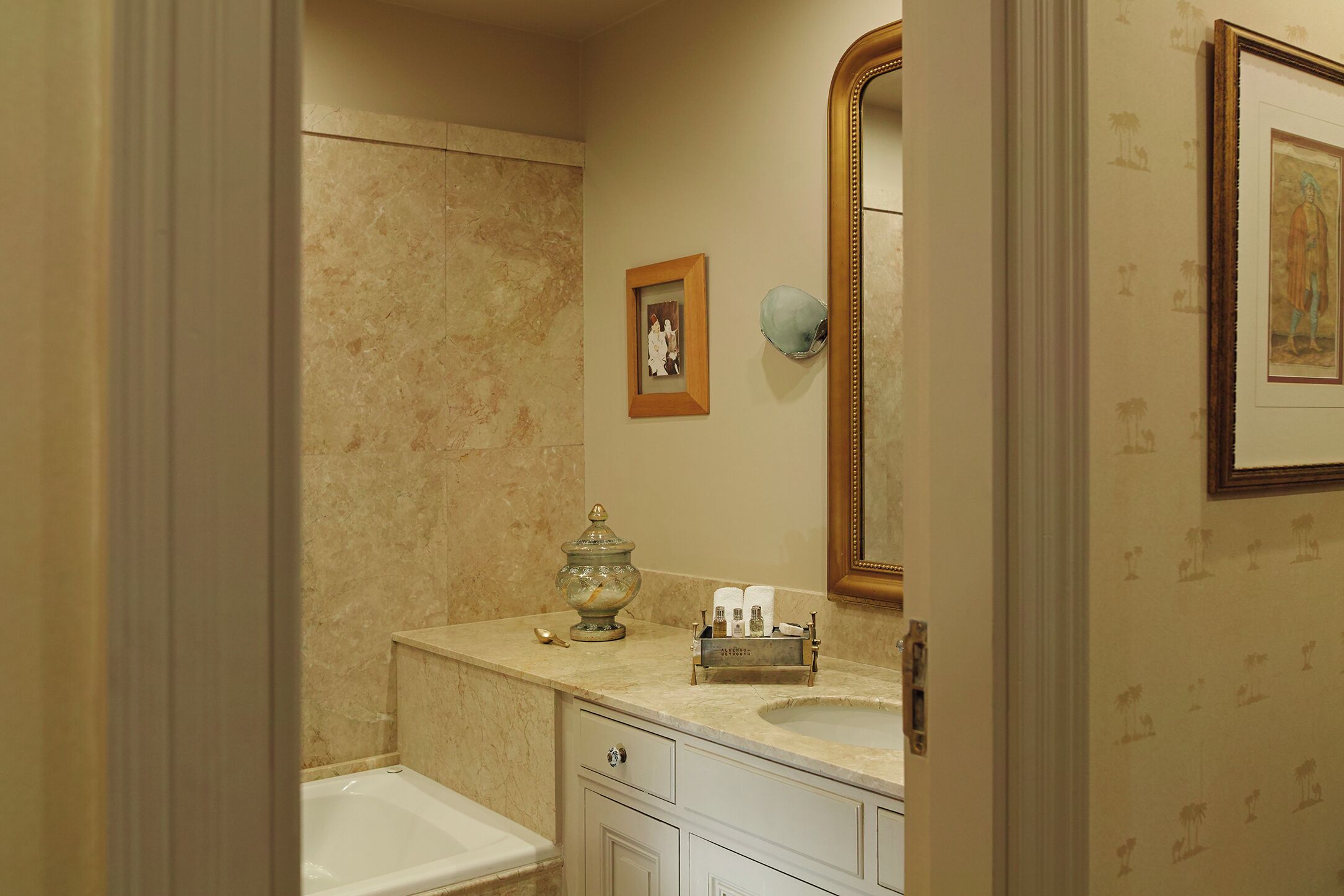 executive room | bathroom | combined shower/bathtub, jetted bath, rainfall showerhead