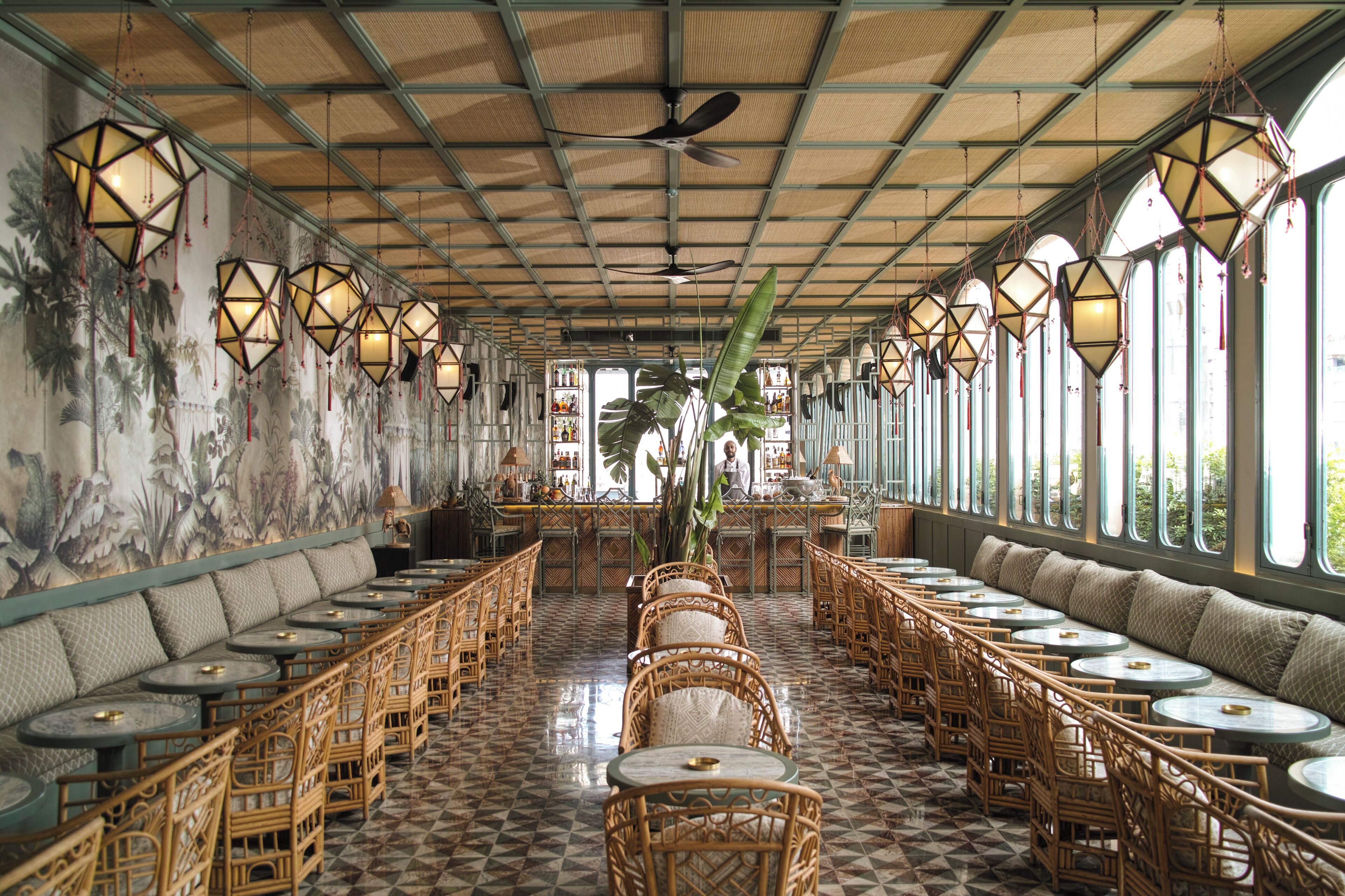 3 restaurants, breakfast, lunch, dinner served; international cuisine