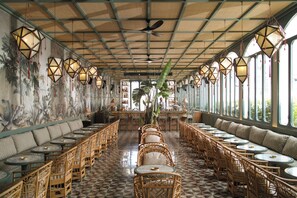 3 间餐厅，供应早餐、午餐、晚餐和早午餐