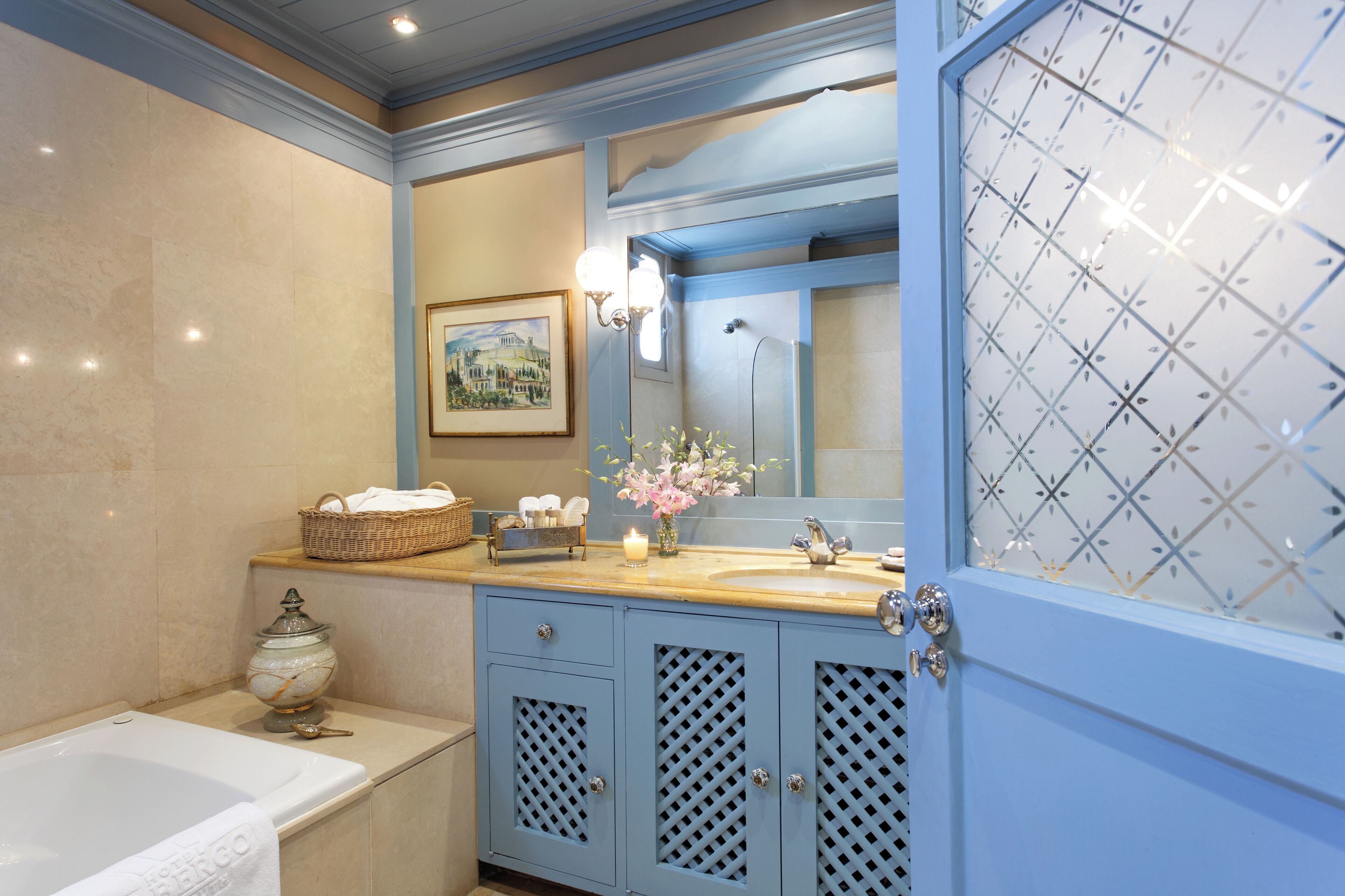 deluxe room | bathroom | combined shower/bathtub, jetted bath, rainfall showerhead