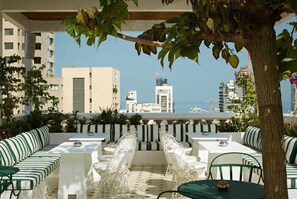 3 restaurants, breakfast, lunch, dinner served; international cuisine - Hotel Albergo (Beirut)