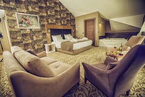 Sviitti, poreamme | Minibaari, tallelokero huoneessa, äänieristys, silitysrauta/-lauta