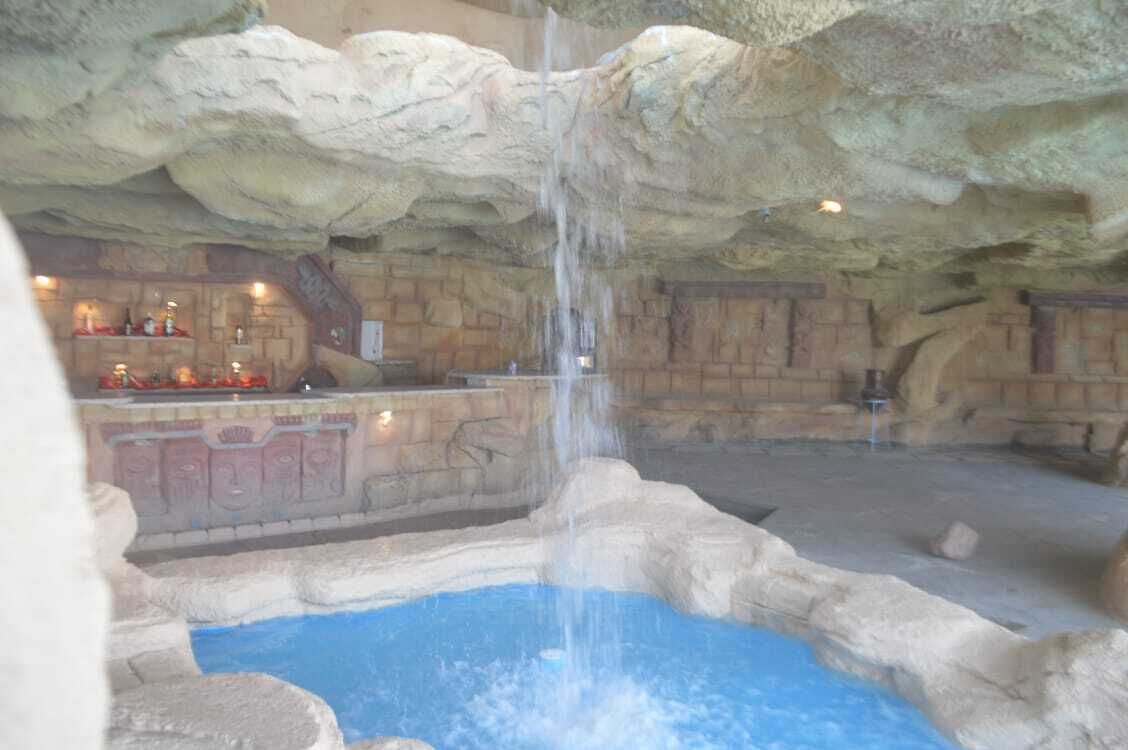 Swim-up bar