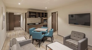 Master Suite | Living area | 49-inch flat-screen TV with satellite channels, TV