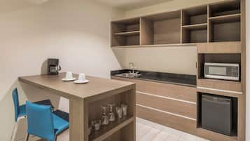 Junior Suite | Premium bedding, in-room safe, desk, blackout drapes