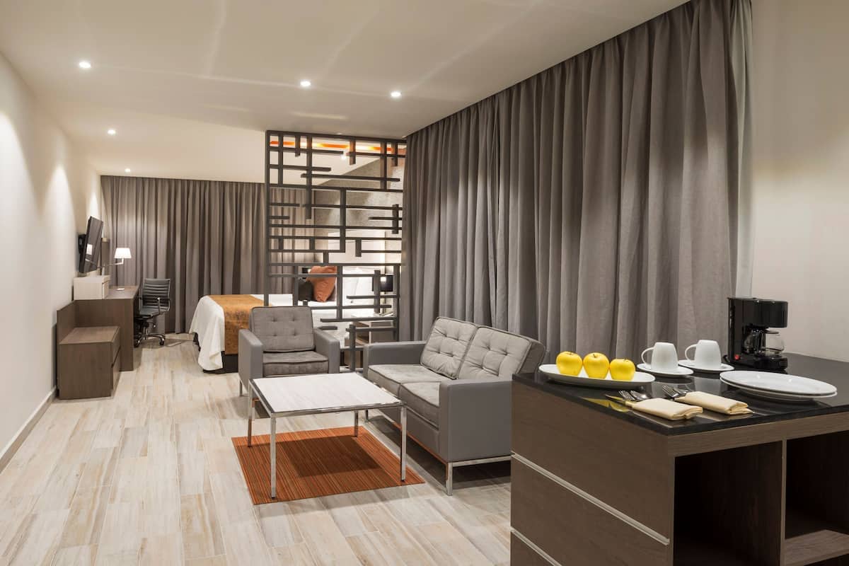 Suite Larga Estancia | Premium bedding, in-room safe, desk, blackout curtains