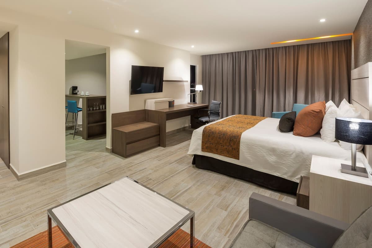 Junior Suite | Premium bedding, in-room safe, desk, blackout curtains