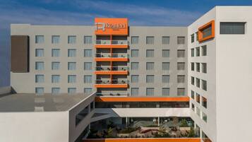 Vista frontal de la propiedad