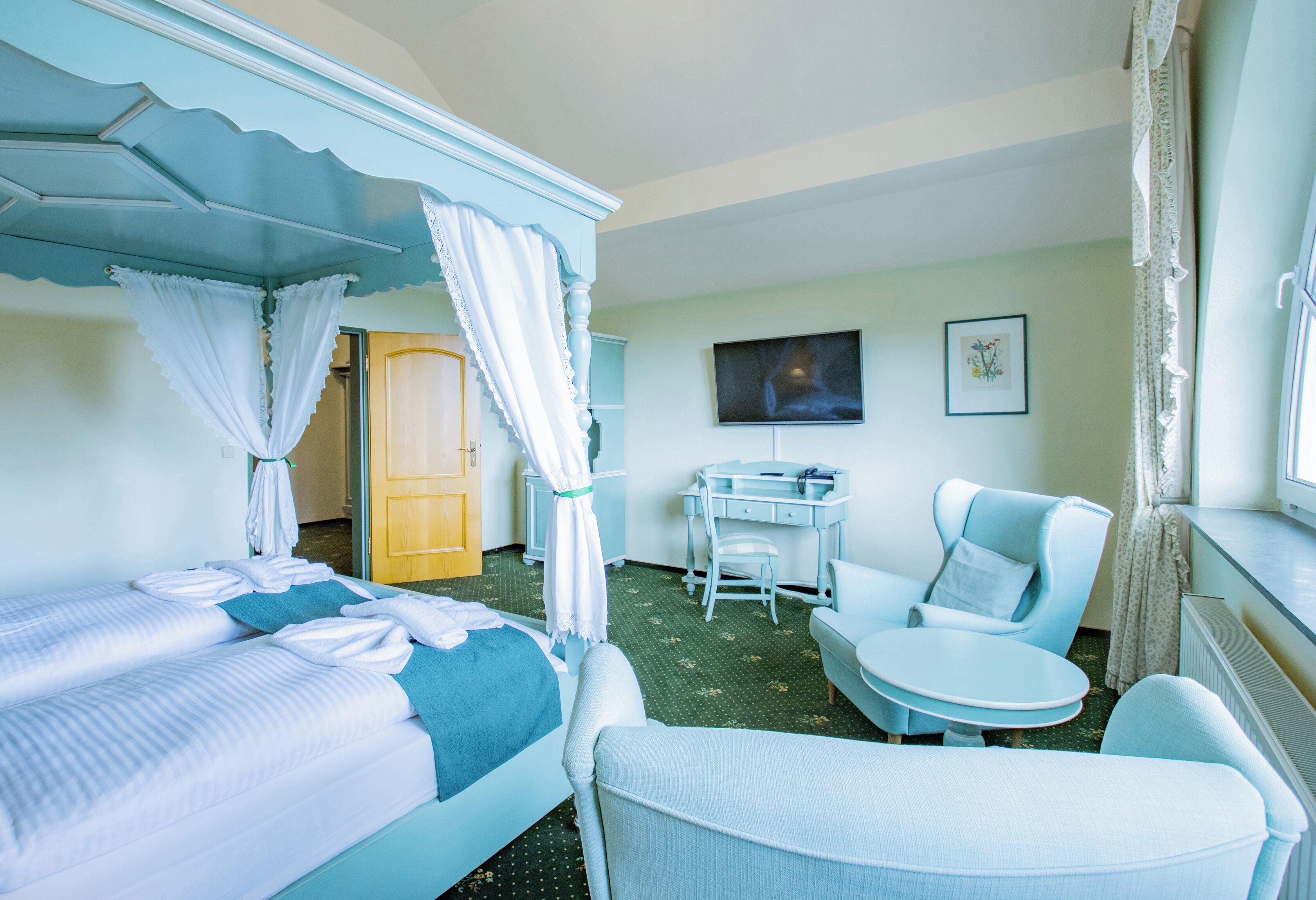 junior double room, 1 queen bed, bathtub | in-room safe, desk, free wifi, bed sheets