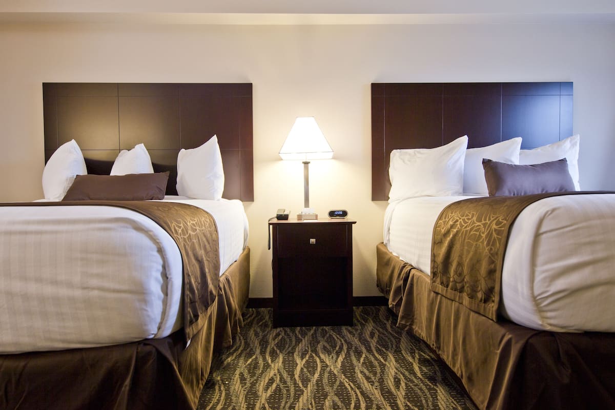 premium bedding, pillow-top beds, in-room safe, desk