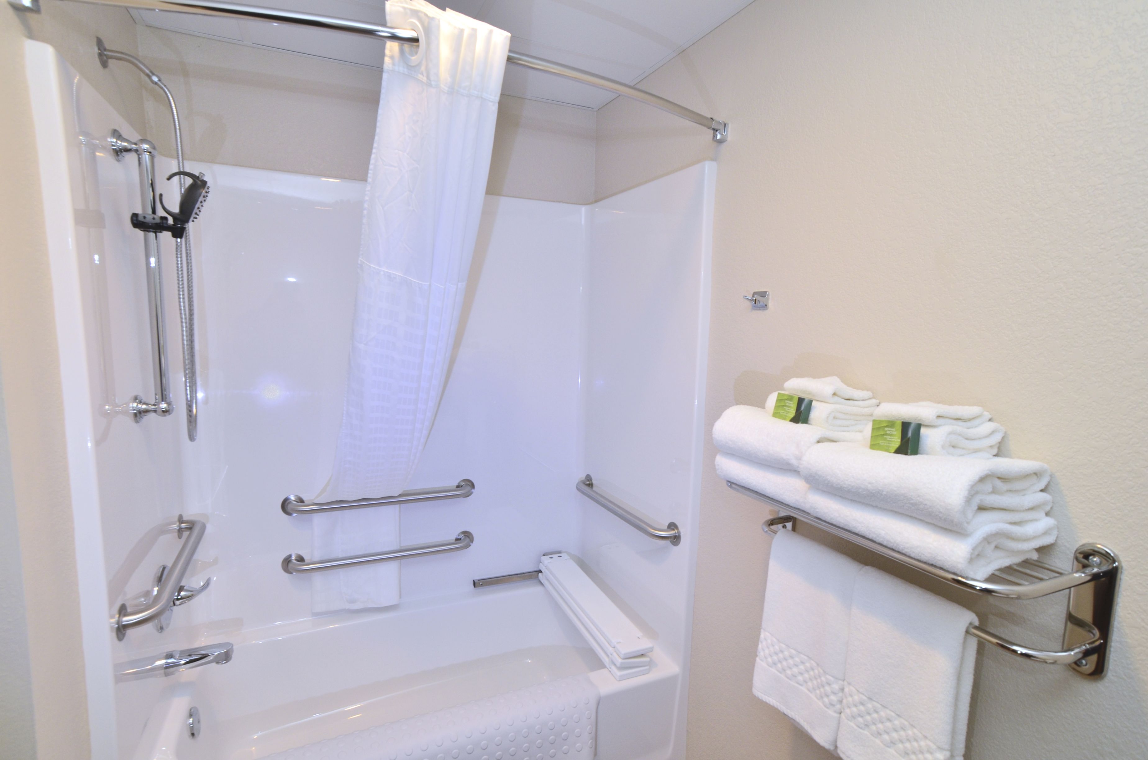 combined shower/bathtub, free toiletries, hair dryer, towels