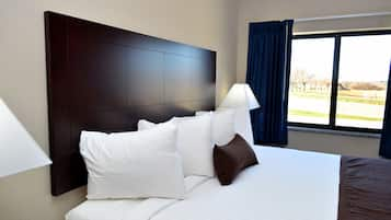 Room, 1 King Bed, Non Smoking | Premium bedding, pillow-top beds, in-room safe, desk