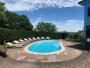 Seasonal outdoor pool, open 10:00 AM to 9:00 PM, pool loungers - La Casa Celeste (Asti)