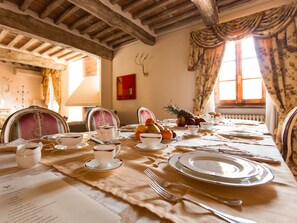 Desayuno continental (EUR 10 por persona)
