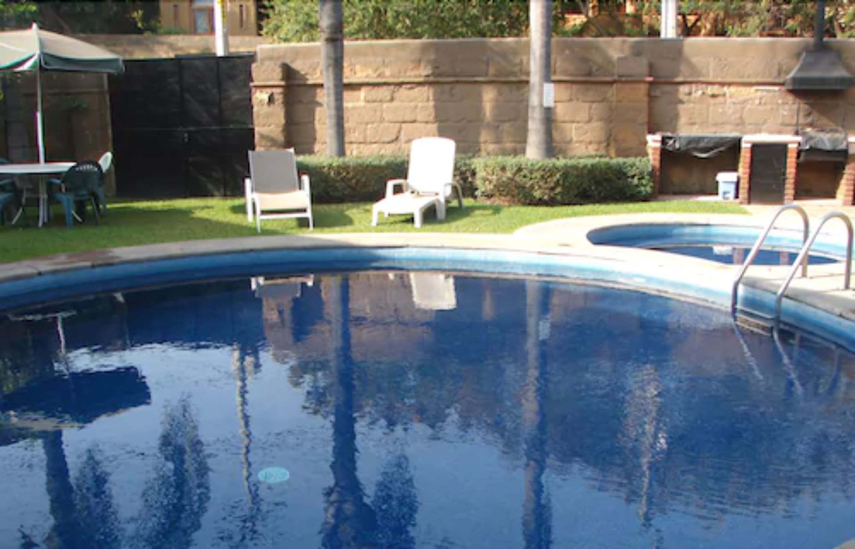 室外游泳池，日光浴躺椅