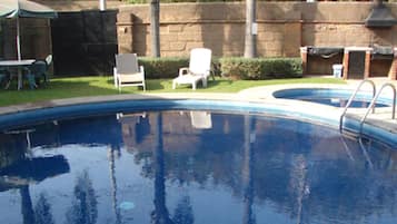 Piscina externa, espreguiçadeiras