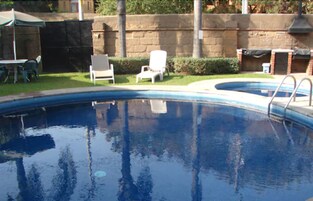 室外游泳池，日光浴躺椅