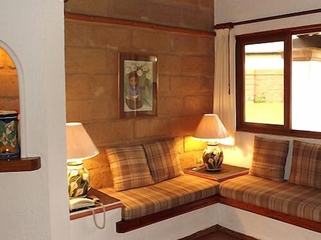 32-英寸纯平电视 (配备有线频道)、电视