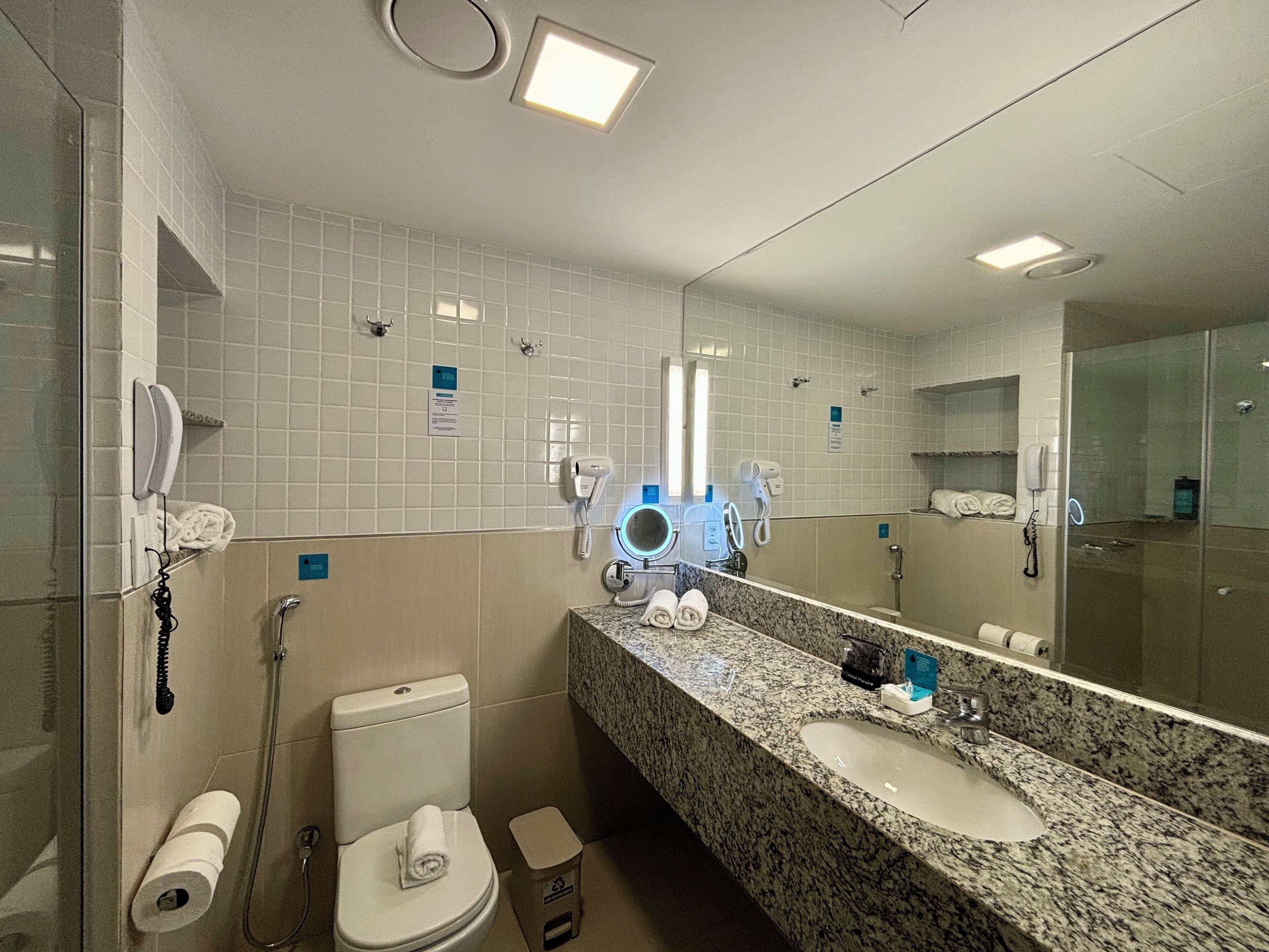 quadruplo familia | bathroom | shower, free toiletries, hair dryer, towels