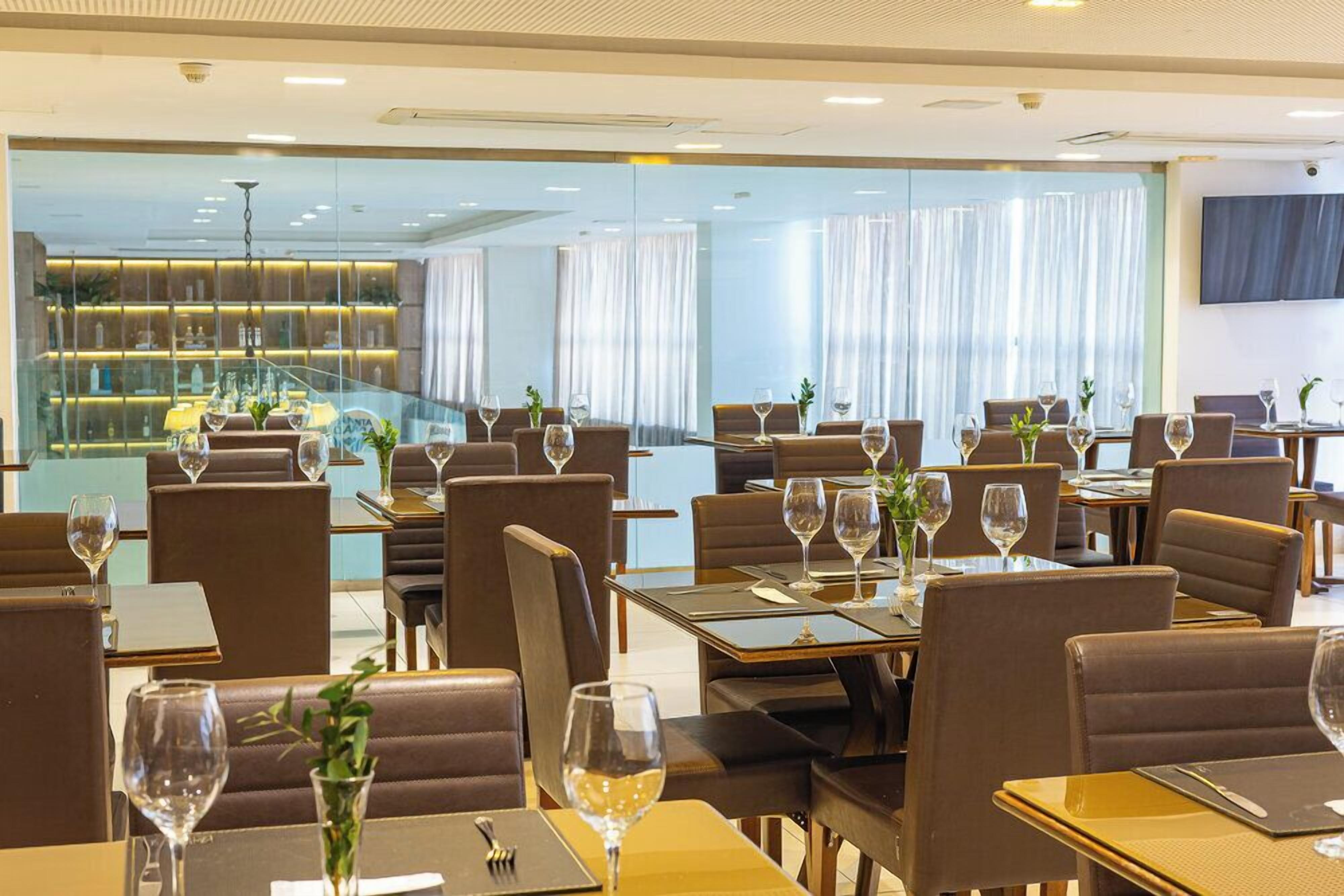 Café da manhã, almoço e jantar; culinária mediterrânea 