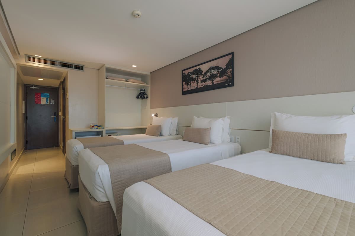 Triplo Twin Frente | Peralatan tempat tidur premium, tilam berlapik, peti besi dalam bilik