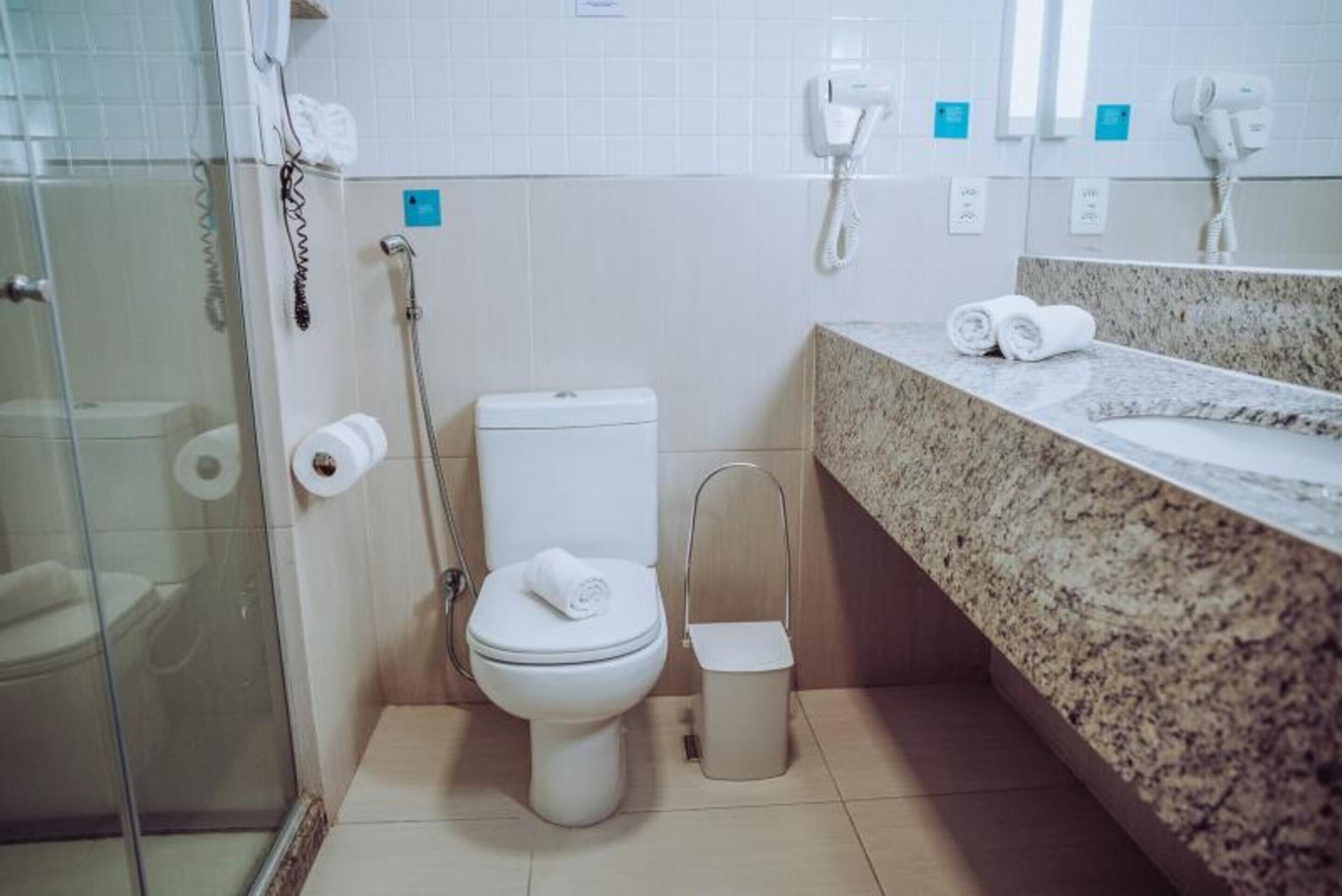 superior casal | bathroom | shower, free toiletries, hair dryer, towels