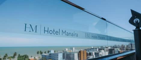 4 bars/lounges, poolside bar