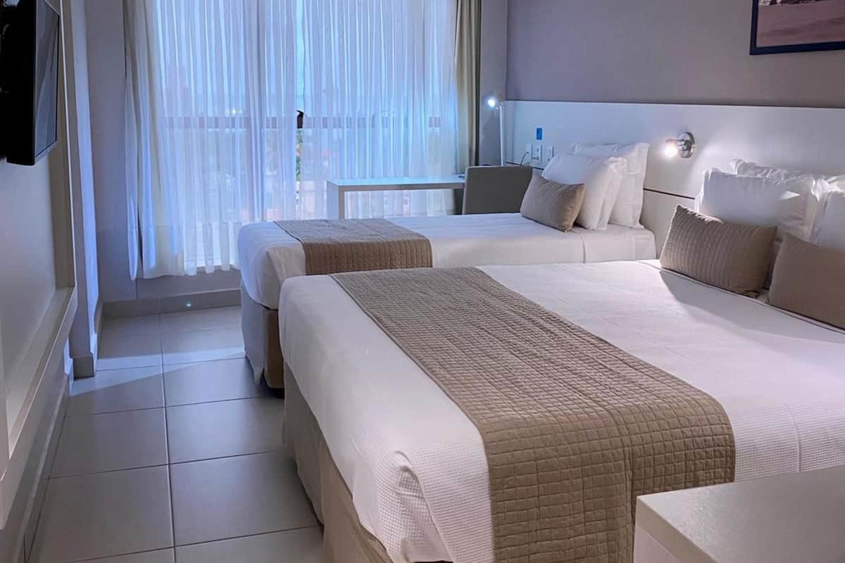 Triplo Casal Frente | 1 bedroom, premium bedding, pillowtop beds, in-room safe