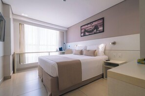 Premium | Sengetøy av topp kvalitet, senger med overmadrass og safe på rommet