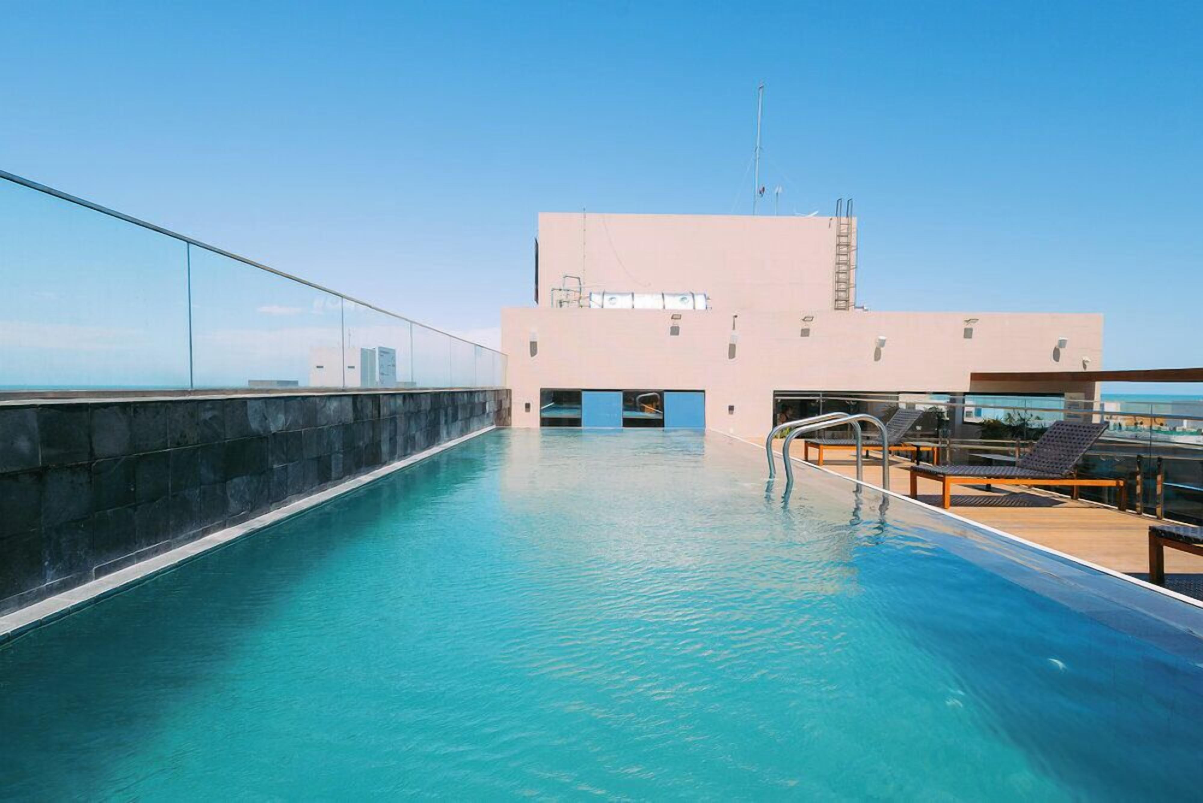 Piscina externa, espreguiçadeiras